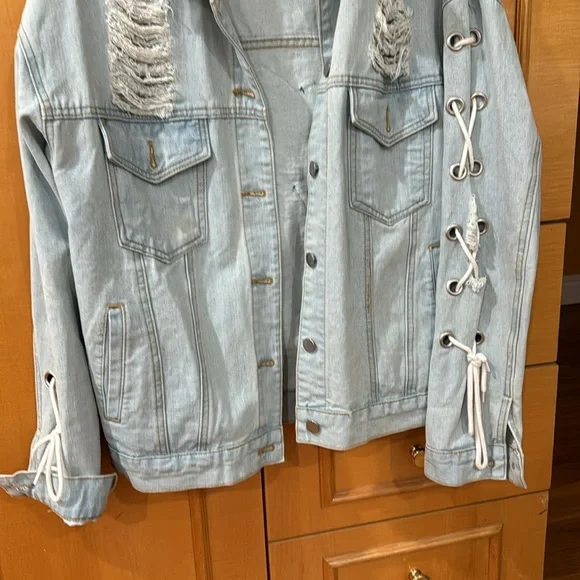 VintageMedium Denim jacket that has The Rolling Stones appliqués on the back☘️ - Picture 5 of 7